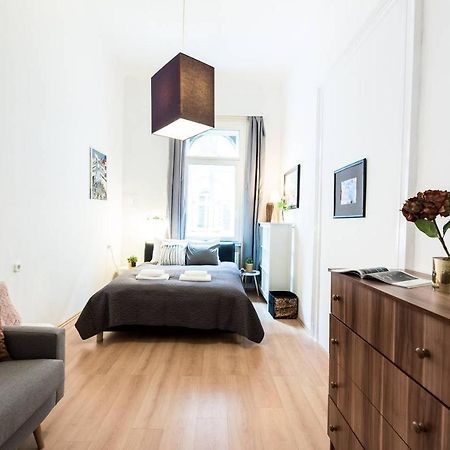 Cosy And Central Apartment With 4 Bedrooms And A/C Budapest Exterior photo