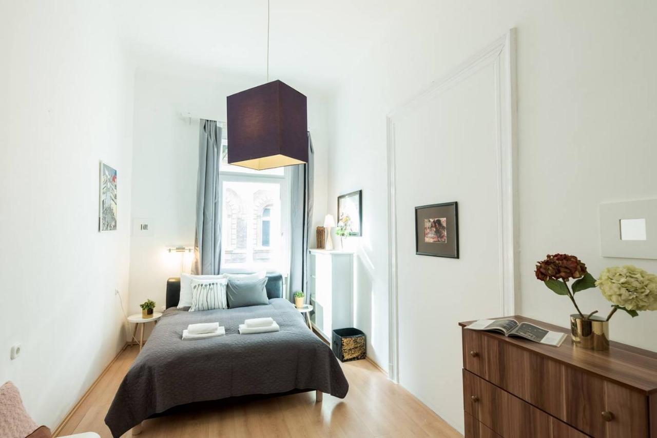 Cosy And Central Apartment With 4 Bedrooms And A/C Budapest Exterior photo